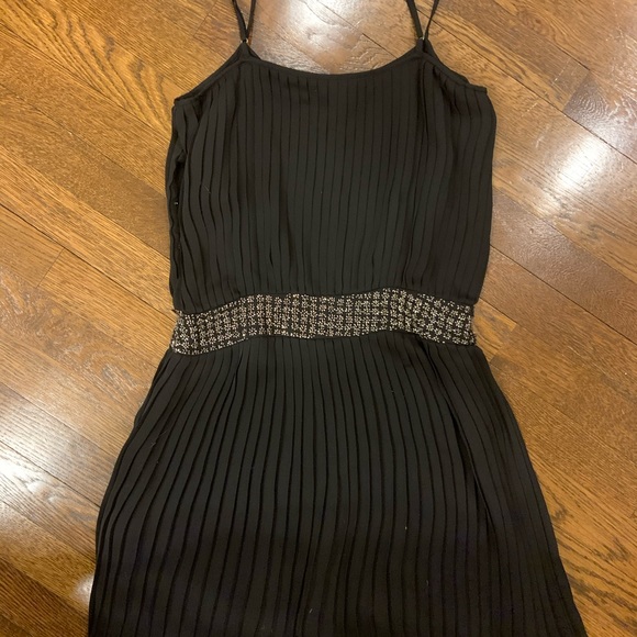 Parker size M cinched waist black pleated dress - Picture 3 of 3